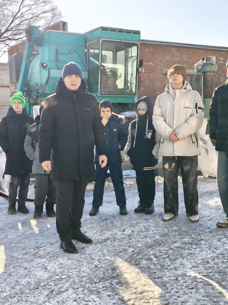 Пришли за знаниями, ушли с мешком сои для собственного эксперимента. Во ВНИИ сои прошла экскурсия для учеников лицея АмГУ и участников кружка «Робототехника»