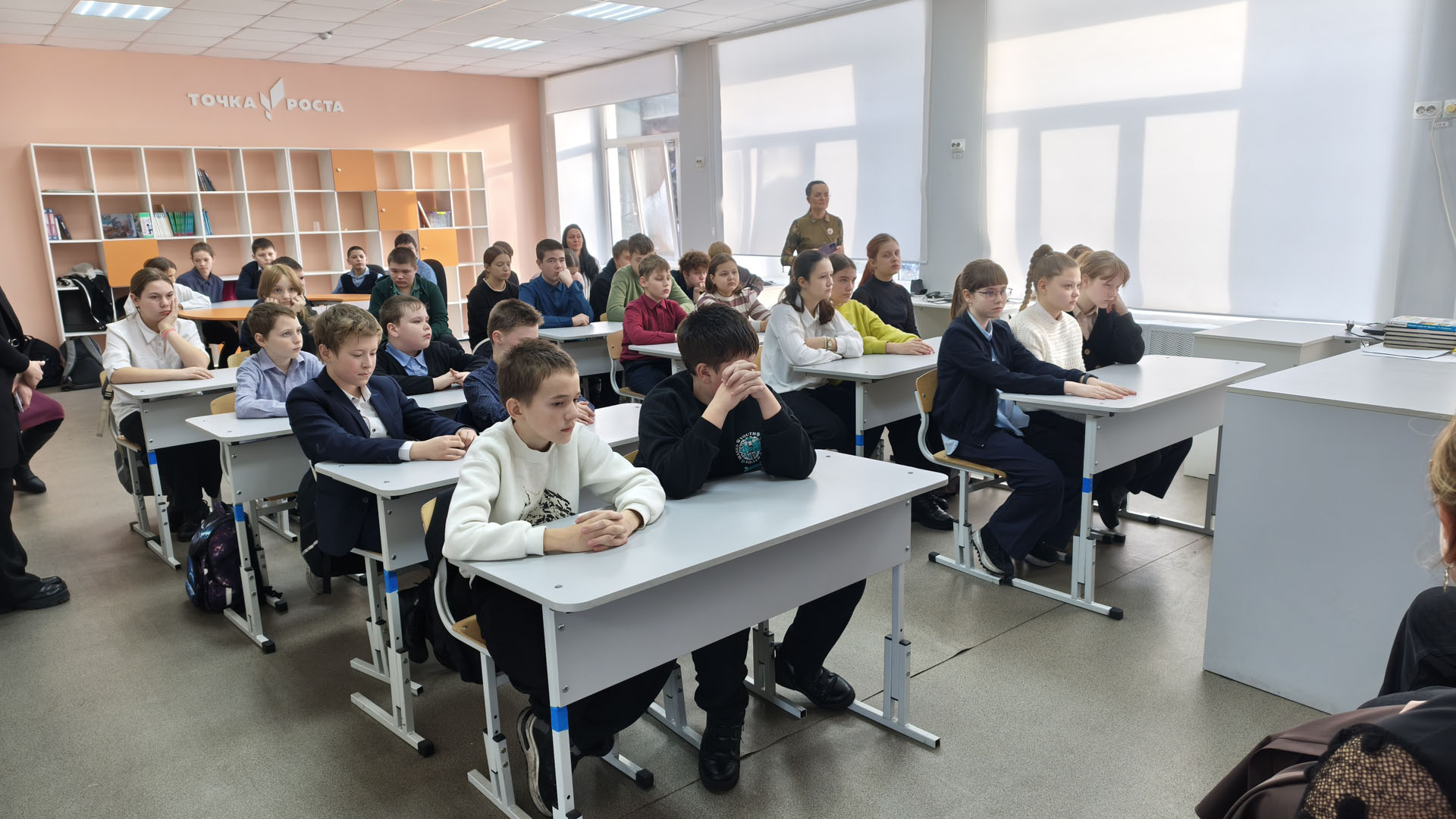 Растим новое поколение ученых. Специалисты ВНИИ сои провели классный час в школе села Садовое. На встречу с научными сотрудниками пришли 45 детей с 5-го по 7-й класс