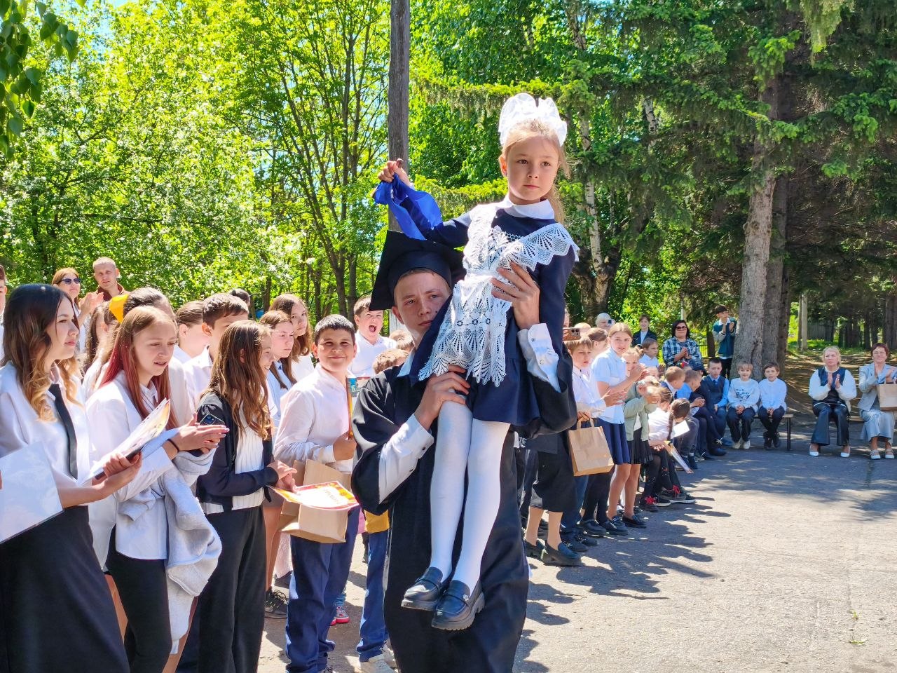 Последний звонок прозвенел сегодня во всех российских школах. Директор ВНИИ сои Елена Волкова поздравила выпускников Садовской школы с окончанием обучения и дала напутствия перед экзаменами и вступлением во взрослую жизнь. 