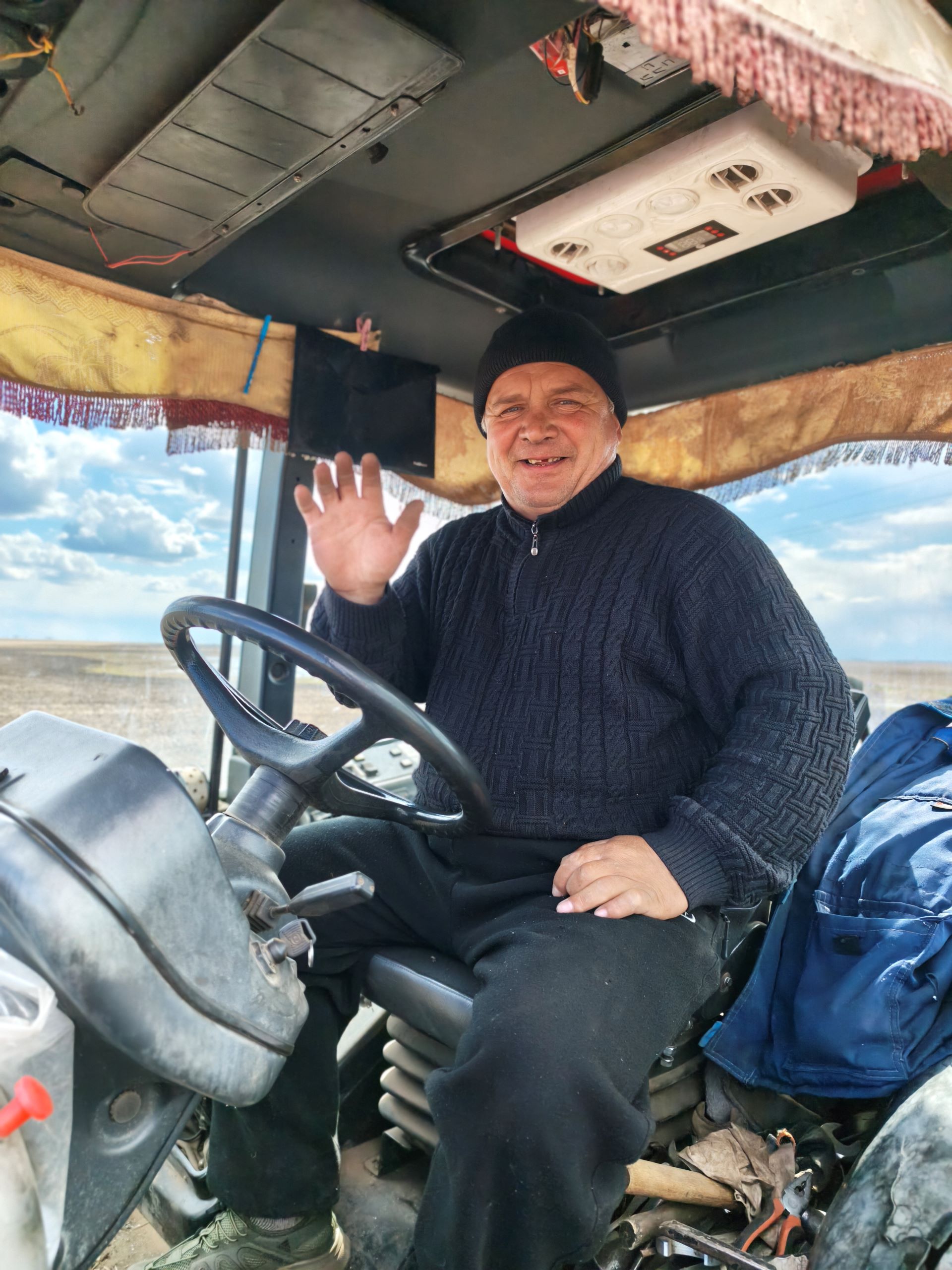 Посевная кампания на полях ВНИИ сои в полном разгаре. Уже засеяли 1100 гектаров ячменя, сейчас очередь пшеницы. Почти половину от плановых 850 гектаров посеяли.