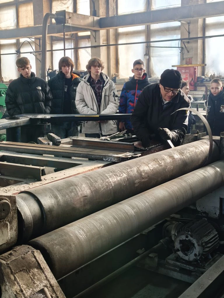 Пришли за знаниями, ушли с мешком сои для собственного эксперимента. Во ВНИИ сои прошла экскурсия для учеников лицея АмГУ и участников кружка «Робототехника»
