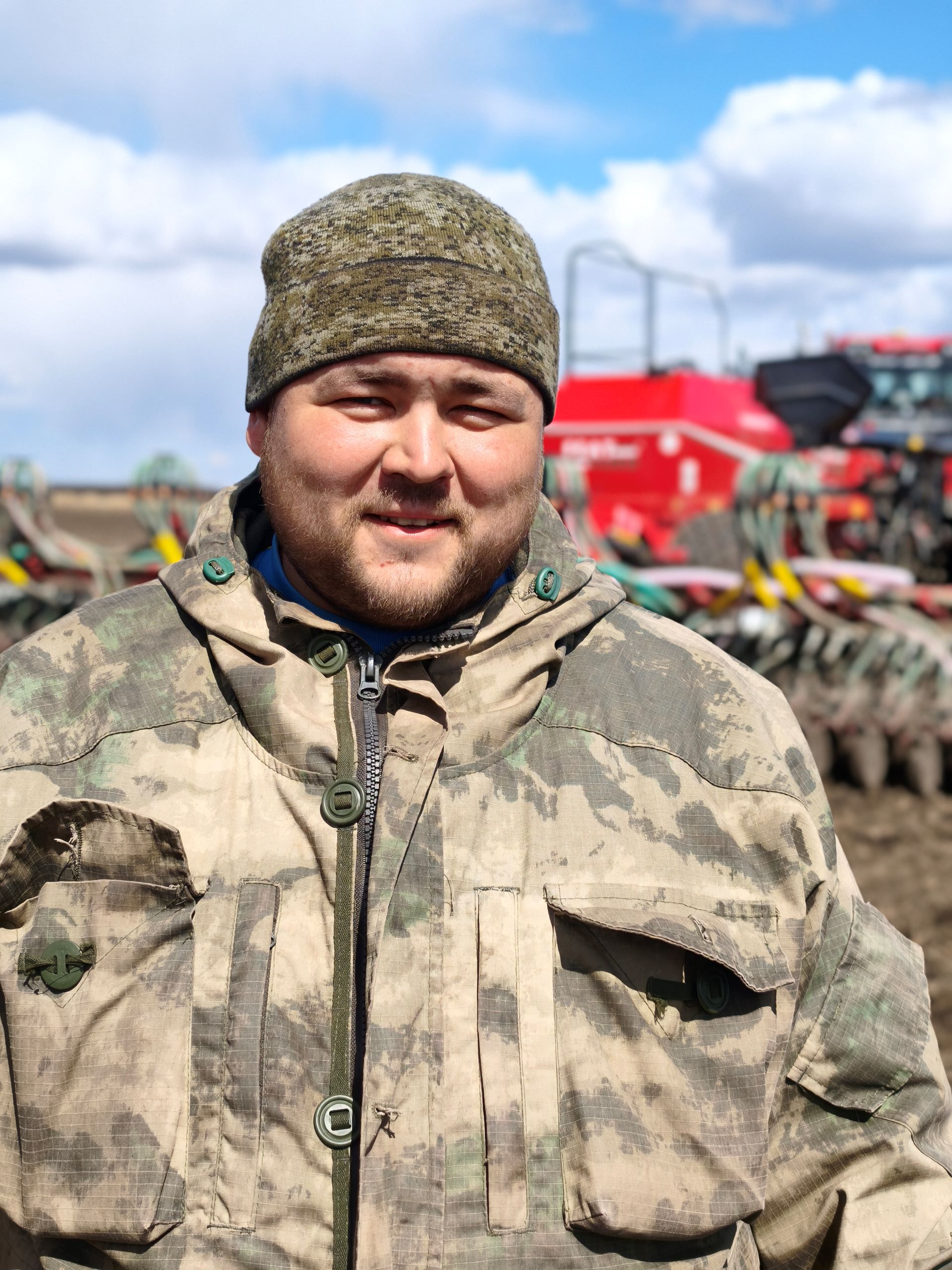 Посевная кампания на полях ВНИИ сои в полном разгаре. Уже засеяли 1100 гектаров ячменя, сейчас очередь пшеницы. Почти половину от плановых 850 гектаров посеяли.