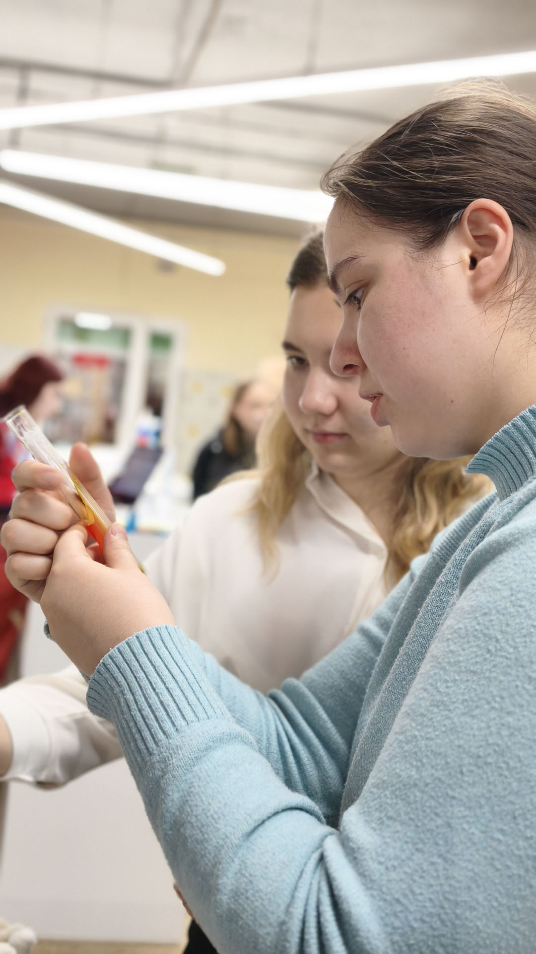Прикоснуться к науке опытным путем. Сотрудники ВНИИ сои провели мастер-классы для школьников и студентов в рамках межрегионального научного форума «Молодые ученые – науке»