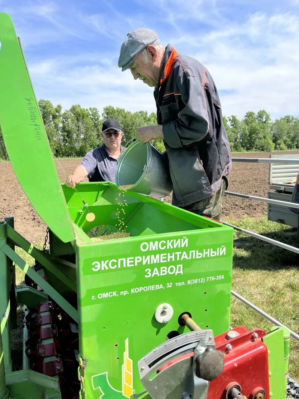 ВНИИ сои изучает новую систему питания растений: микроэлементы внесли в почву при посеве.