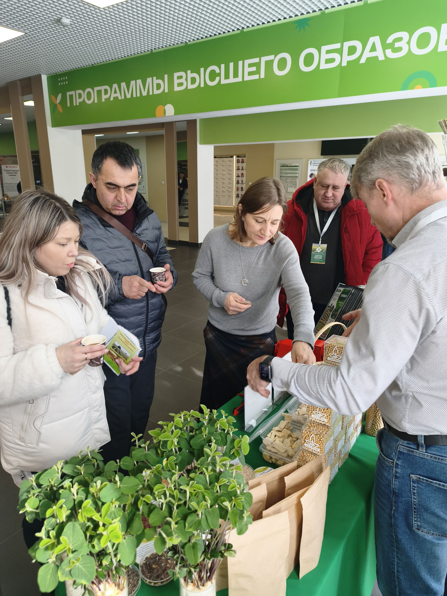 Соевый борщ быстрого приготовления, элитные сорта сои и даже теплогенератор. ВНИИ сои продемонстрировал свои достижения и возможности на выставке в рамках областного агрономического совещания