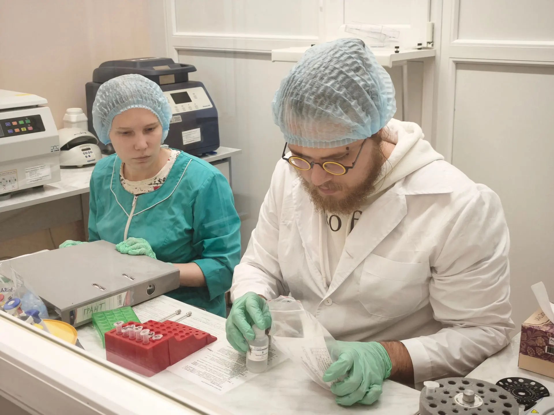 ВНИИ сои принимает гостей. Сотрудники компании-поставщика медицинского и лабораторного оборудования на практике увидели, как работает техника, которую они продают.