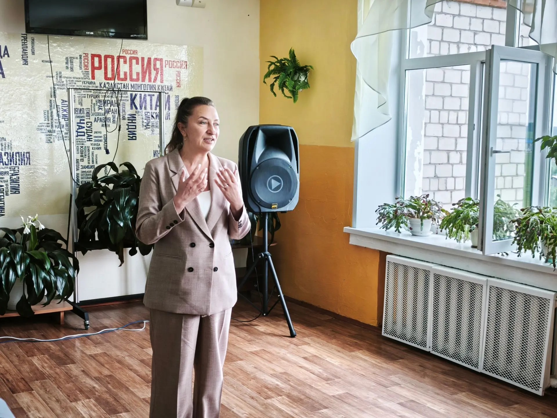 Директор ВНИИ сои Елена Волкова приняла участие в открытии профильной смены "Агроэколог-2026" в Сычевской школе. 