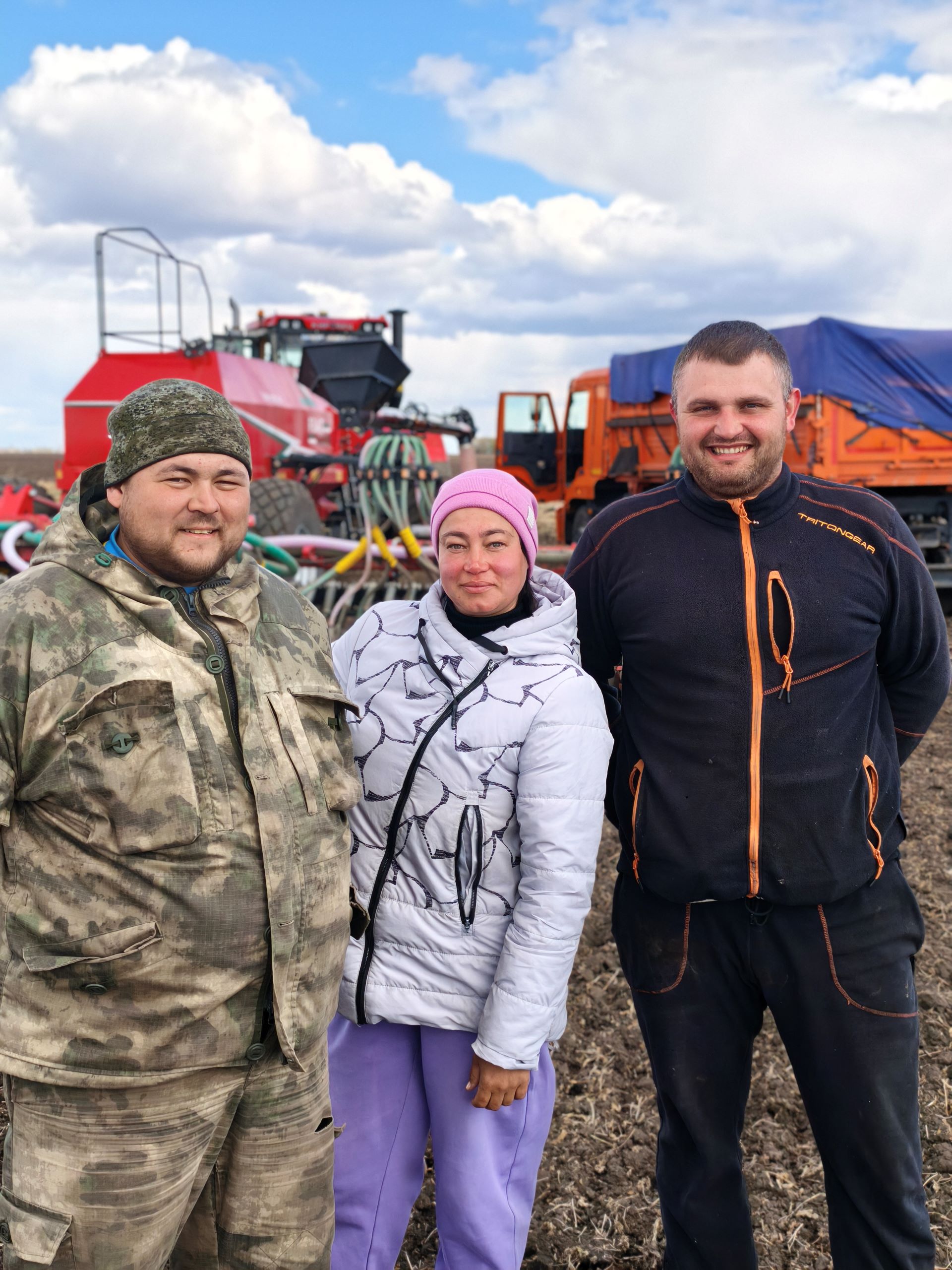 Посевная кампания на полях ВНИИ сои в полном разгаре. Уже засеяли 1100 гектаров ячменя, сейчас очередь пшеницы. Почти половину от плановых 850 гектаров посеяли.