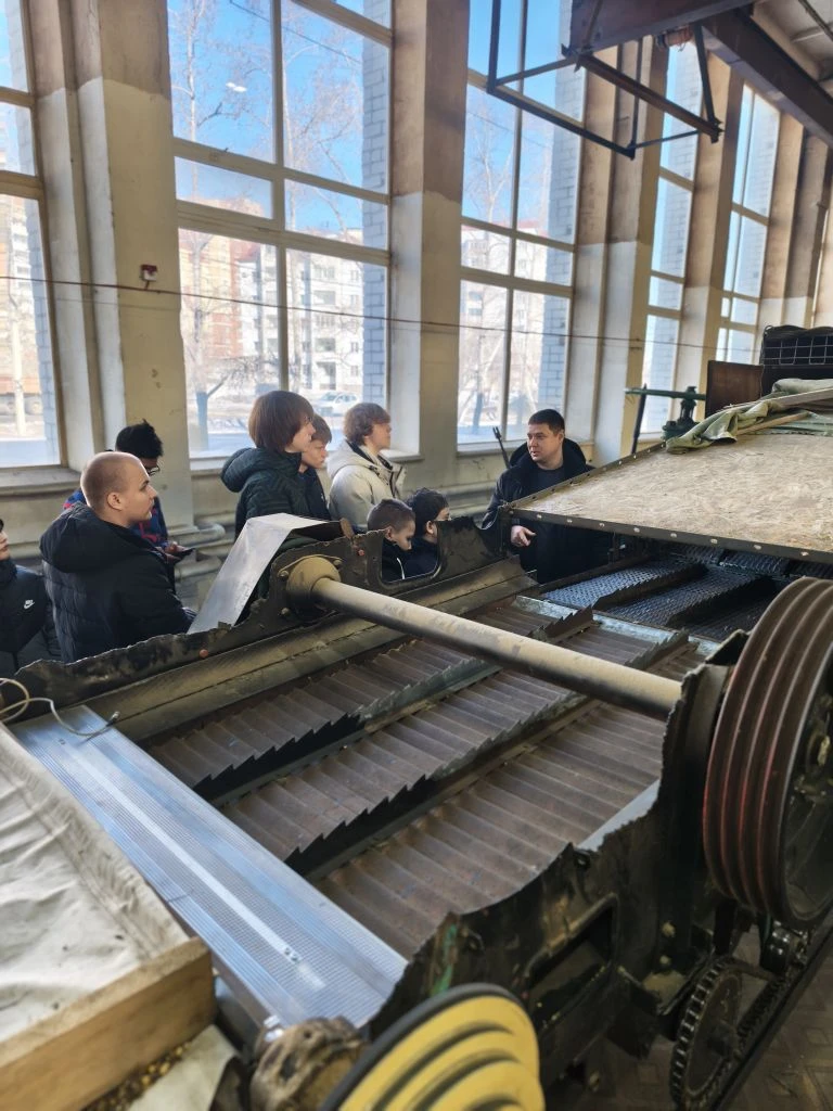 Пришли за знаниями, ушли с мешком сои для собственного эксперимента. Во ВНИИ сои прошла экскурсия для учеников лицея АмГУ и участников кружка «Робототехника»