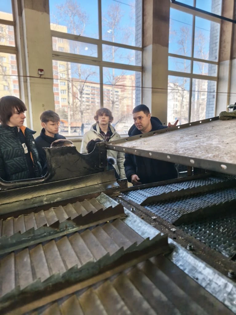 Пришли за знаниями, ушли с мешком сои для собственного эксперимента. Во ВНИИ сои прошла экскурсия для учеников лицея АмГУ и участников кружка «Робототехника»