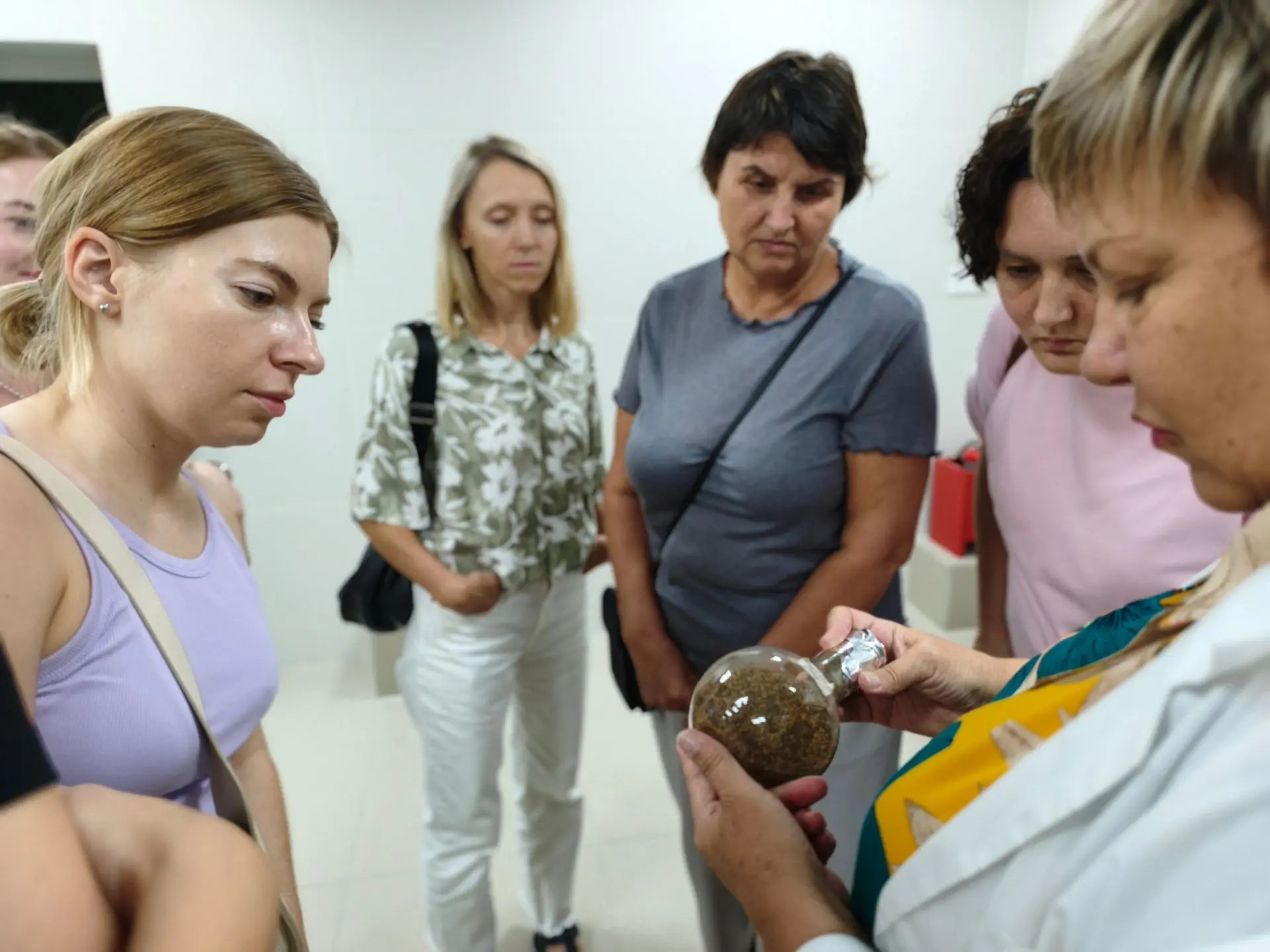 ВНИИ сои принимает гостей. Сотрудники компании-поставщика медицинского и лабораторного оборудования на практике увидели, как работает техника, которую они продают.