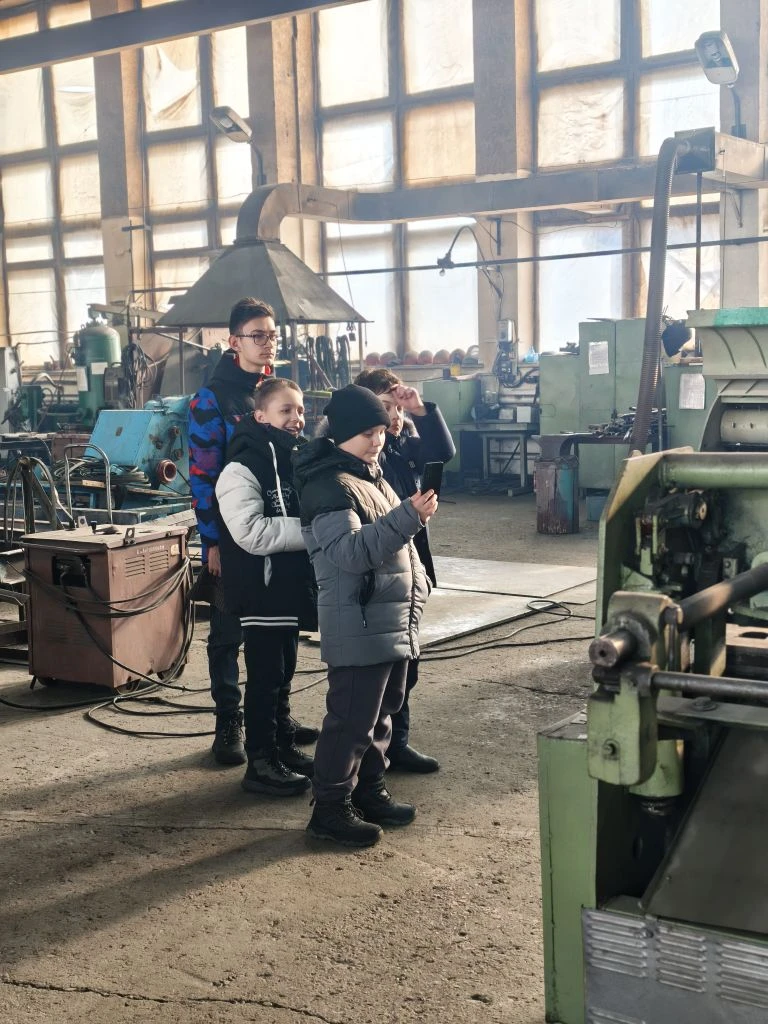 Пришли за знаниями, ушли с мешком сои для собственного эксперимента. Во ВНИИ сои прошла экскурсия для учеников лицея АмГУ и участников кружка «Робототехника»