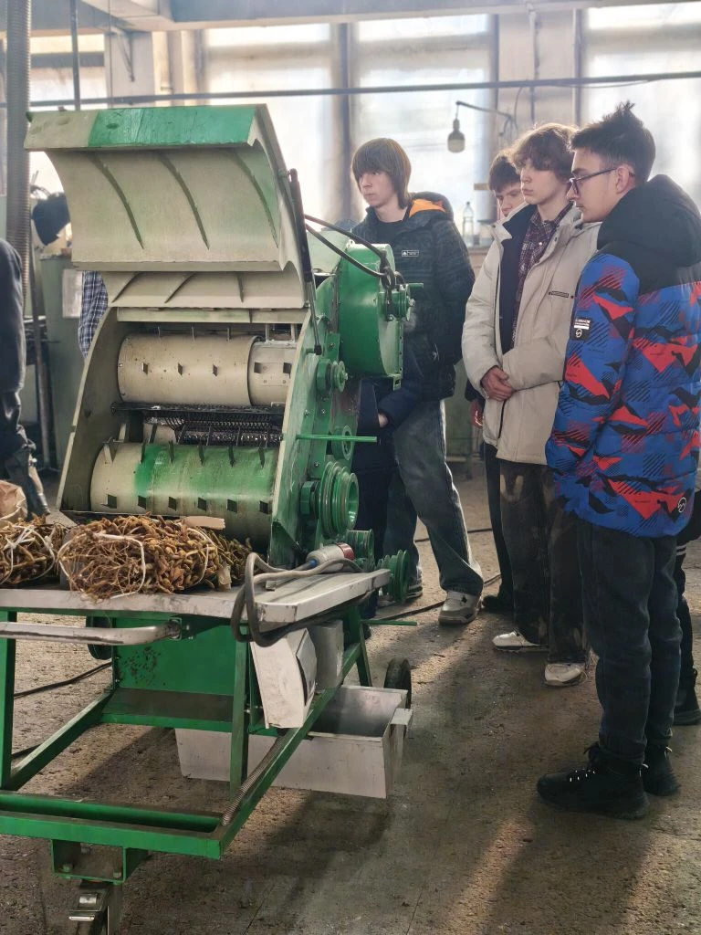 Пришли за знаниями, ушли с мешком сои для собственного эксперимента. Во ВНИИ сои прошла экскурсия для учеников лицея АмГУ и участников кружка «Робототехника»