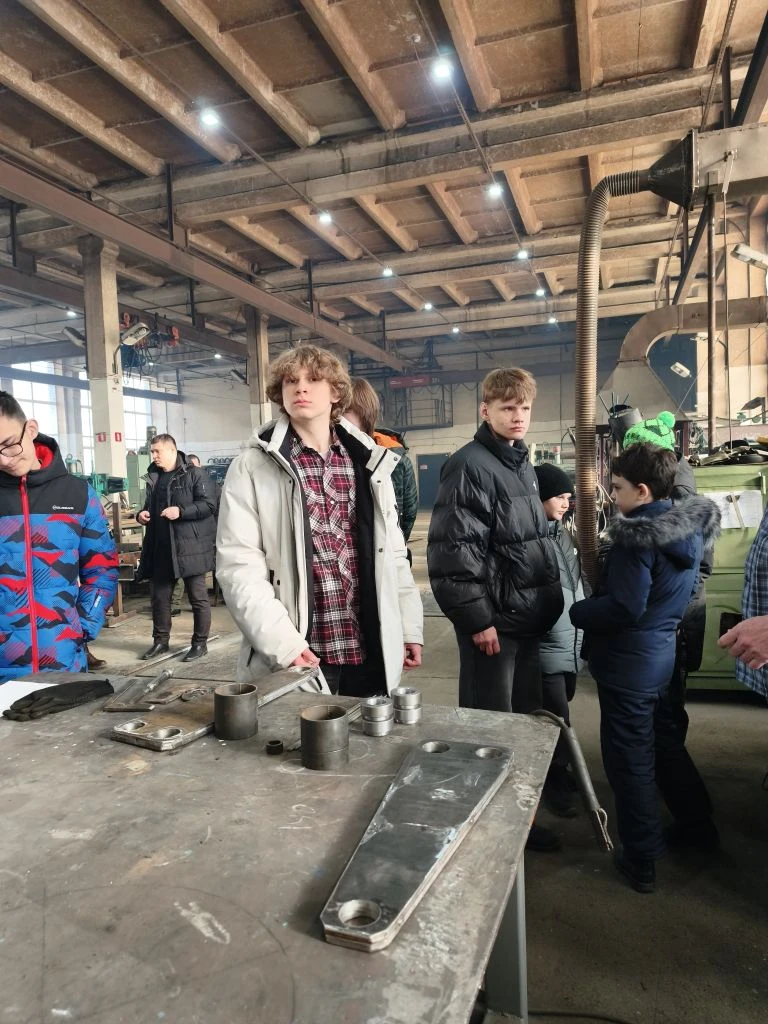 Пришли за знаниями, ушли с мешком сои для собственного эксперимента. Во ВНИИ сои прошла экскурсия для учеников лицея АмГУ и участников кружка «Робототехника»