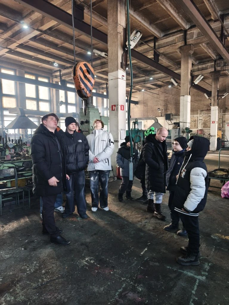 Пришли за знаниями, ушли с мешком сои для собственного эксперимента. Во ВНИИ сои прошла экскурсия для учеников лицея АмГУ и участников кружка «Робототехника»
