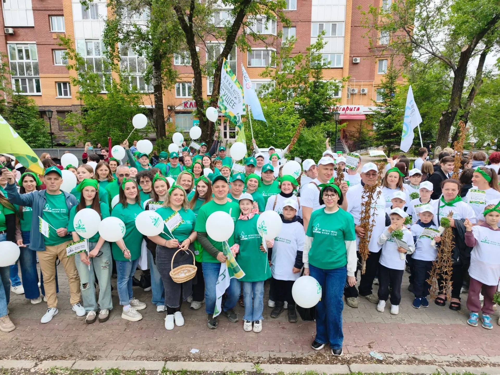 Лучшие во всем! ВНИИ сои получил благодарность и кубок победителя за самую красочную и креативную колонну в шествии, посвященном Дню рождения Благовещенска. 